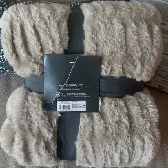 Tan Beige - NWT Threshold by Target 50”x60” Faux Fur Blanket Throw - Picture 2 of 4